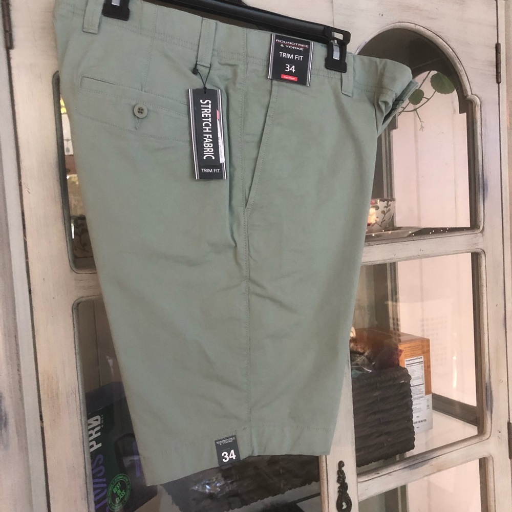 SOLD!!! NWT Roundtree & Yorke Green Shorts